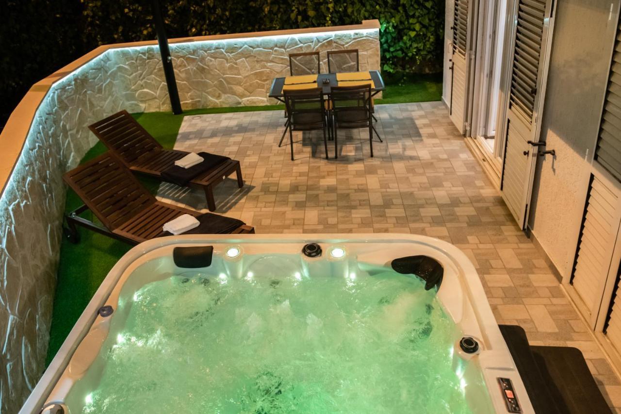 Pebbles - With Jacuzzi Apartment