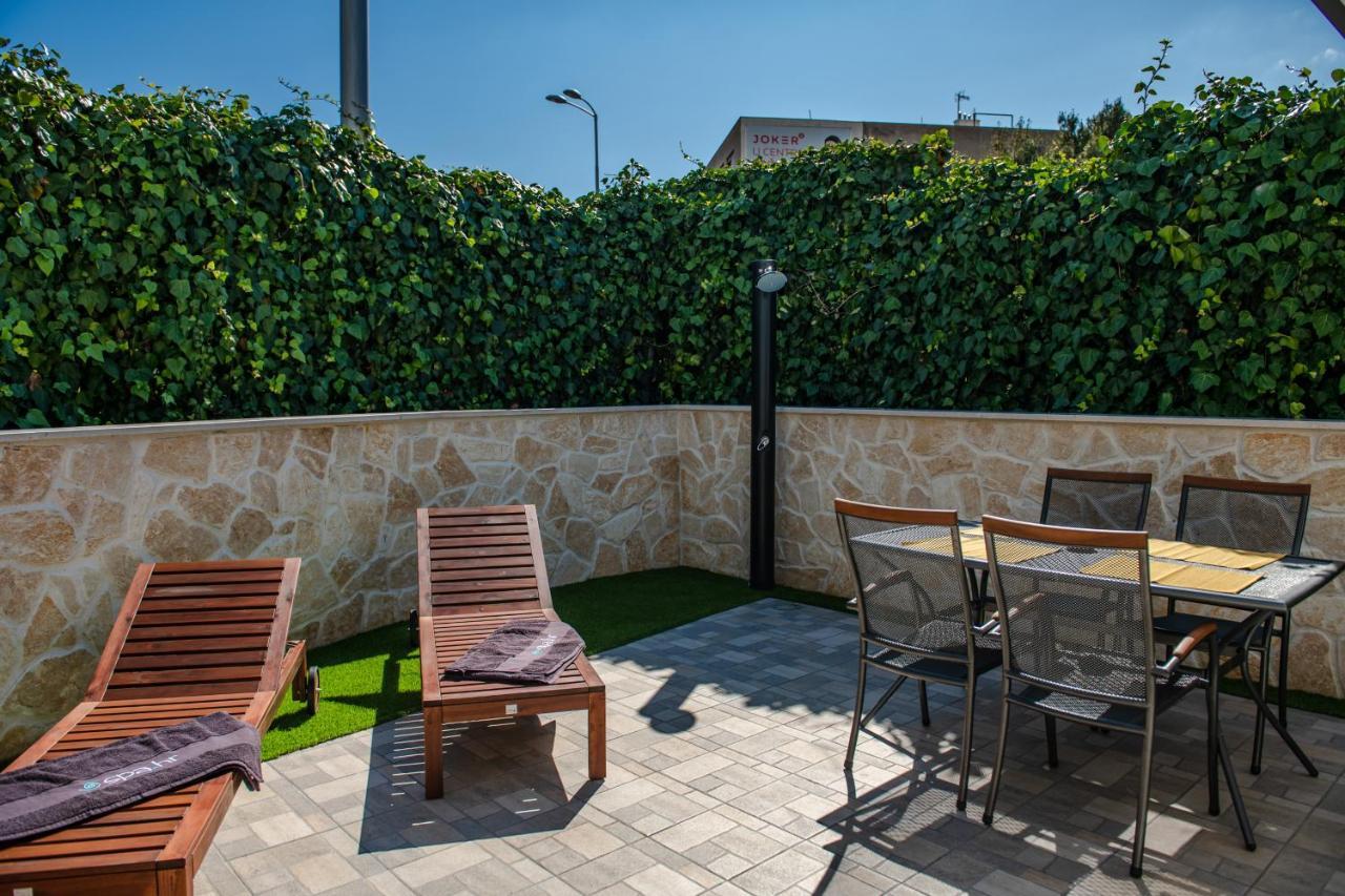 Pebbles - With Jacuzzi Apartment