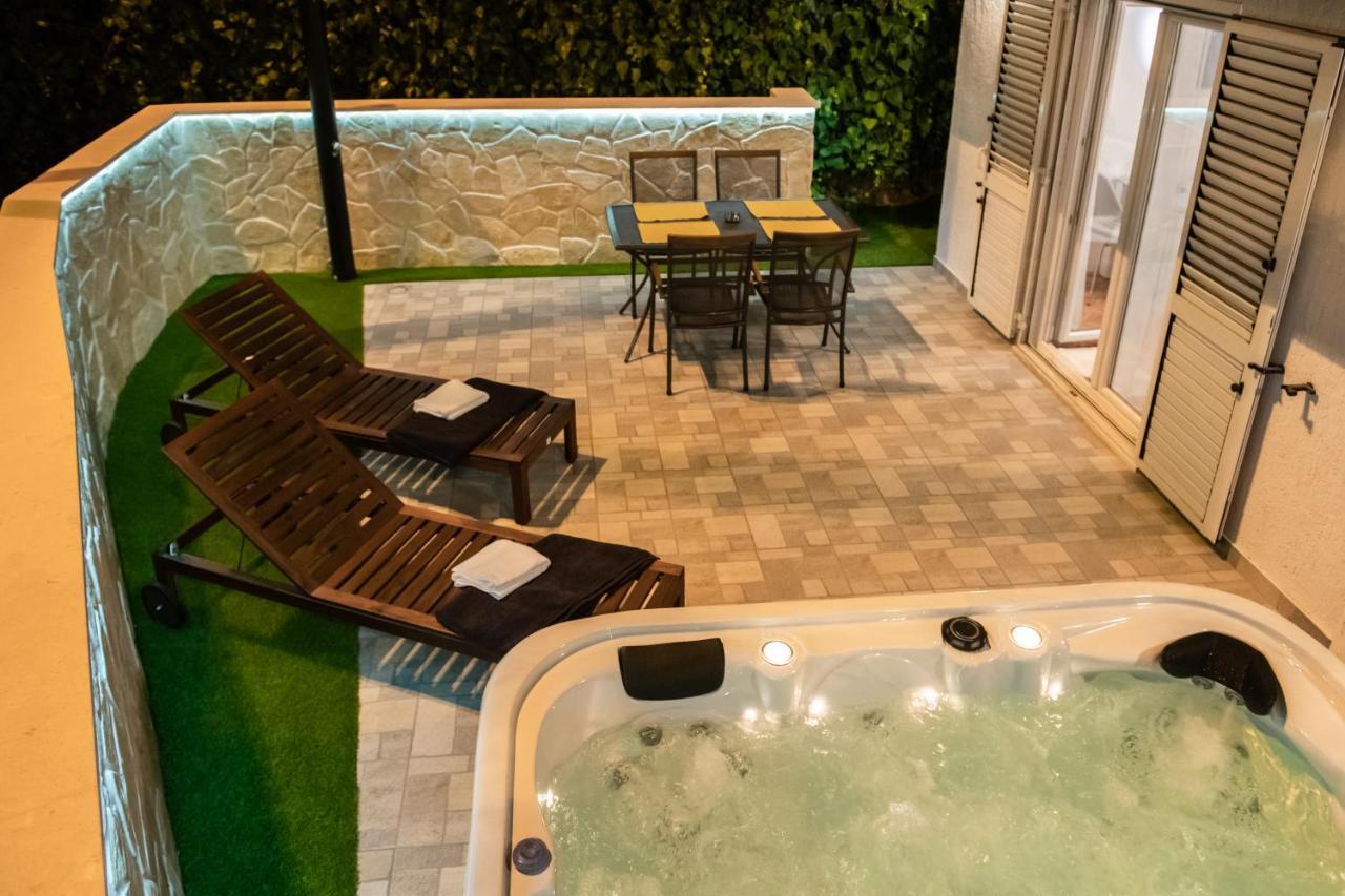 Pebbles - With Jacuzzi Apartment Split